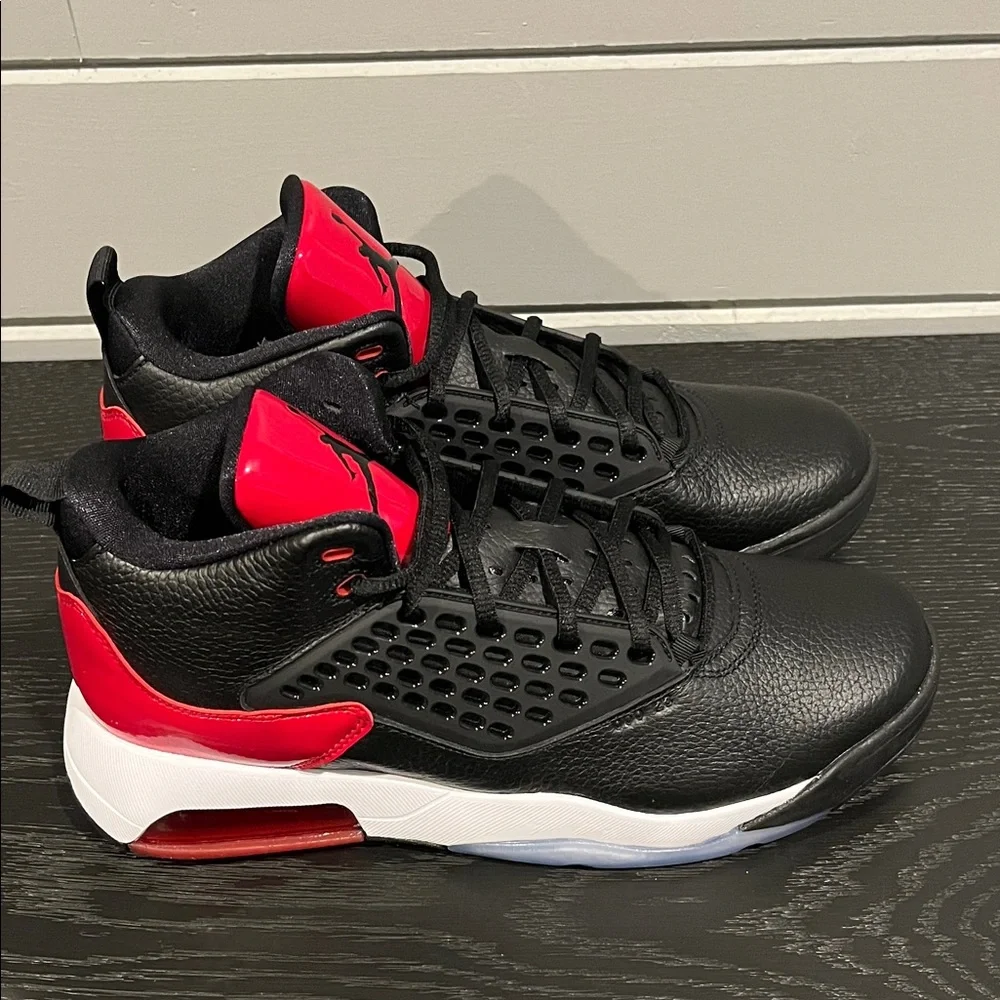 Jordan Maxin 200 Black/Red/White Athletic Shoes Men Size 11 - Picture 1 of 8